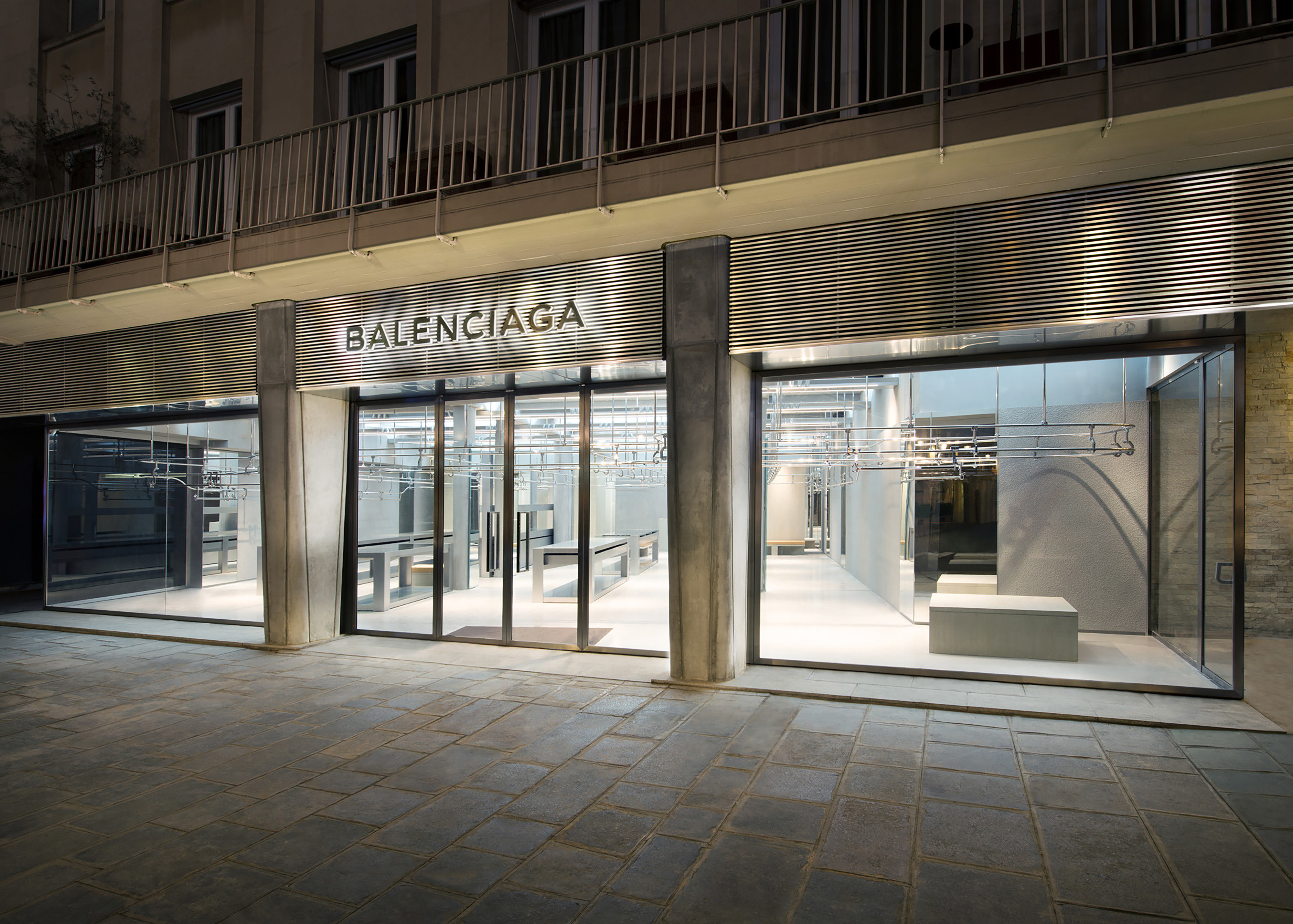 foto news Licht Kunst Licht реализует новую концепцию для флагманского магазина Balenciaga в Париже.